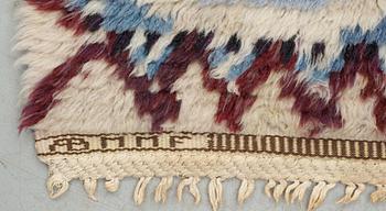 RUG. "Fjädern, blå". Rya (knotted pile). 157,5 x 88,5 cm. Signed AB MMF MR.