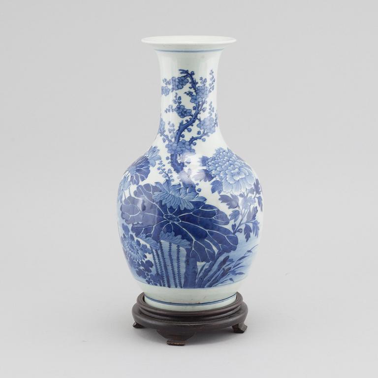 A porcelain vase from China, around the year 1900.