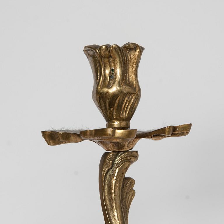 LAMPETTER, ett par, mässing, rokokostil, 1900-talet.