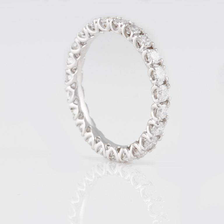 RING, 18K vitguld med briljantslipade diamanter ca 1.41 ct. Vikt 2,0 gram.