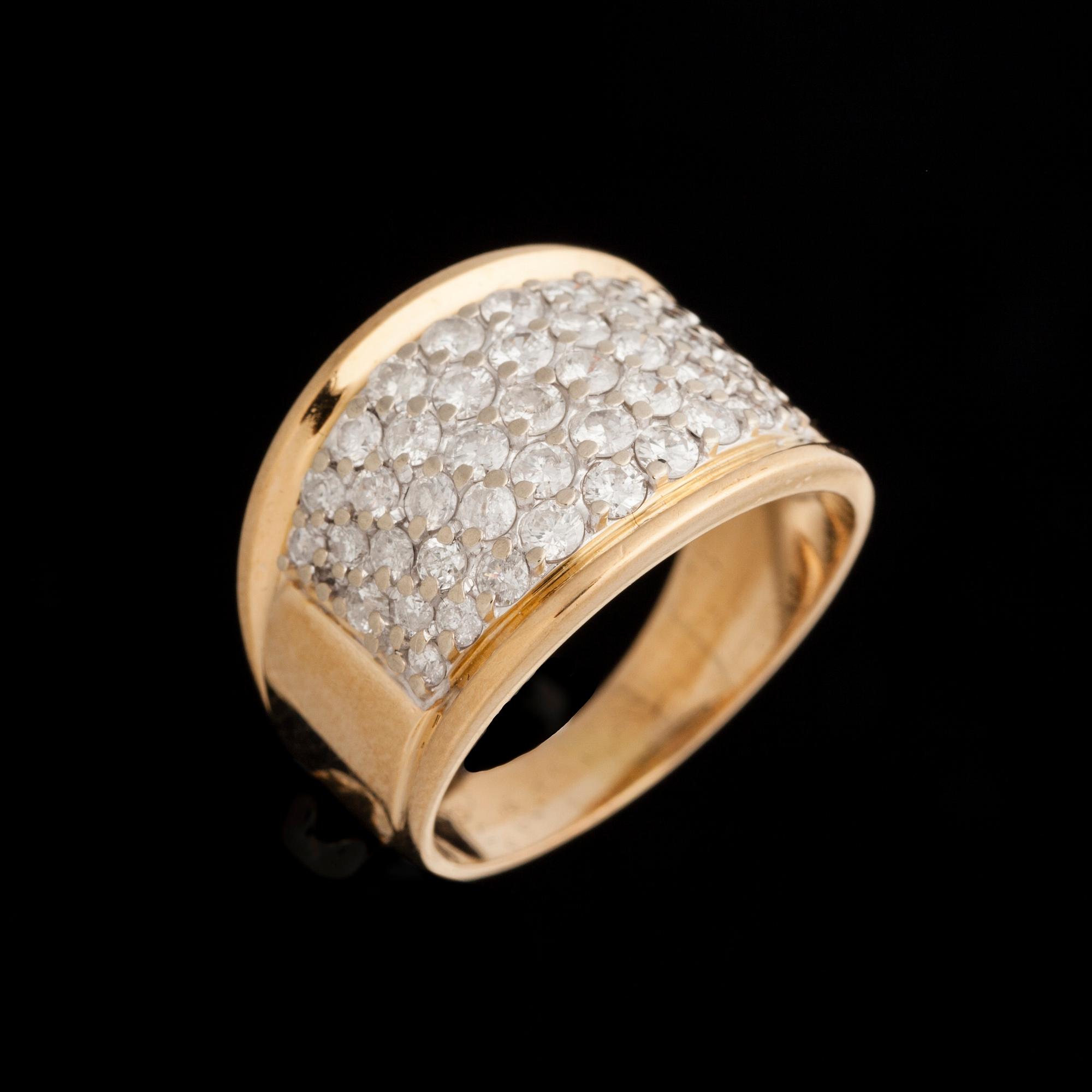 RING, 14K guld, briljantslipade diamanter 43 st, tot. ca 1,50 ct. Vikt 5,57 g. Intyg.