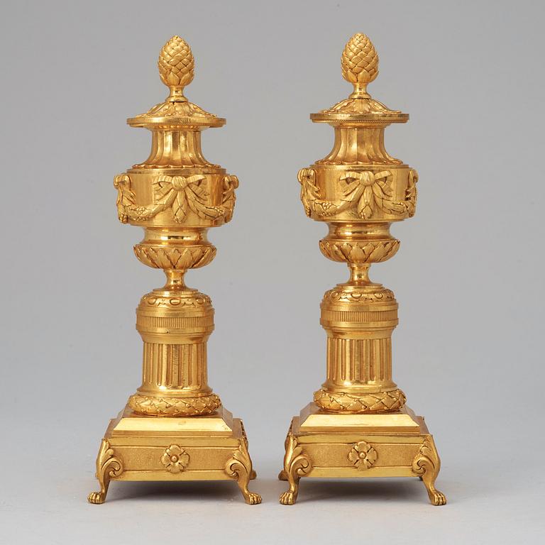 LJUSSTAKAR S.K. CASSOLETTER, ett par. Louis XVI-stil, 1800-talets slut.
