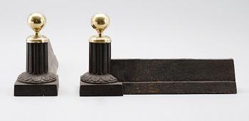 ELDHUNDAR, 1 par, mässing och gjutjärn, omkring år 1900.