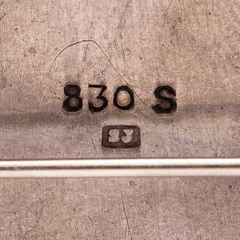 A jugend silver brooch with a malakite.