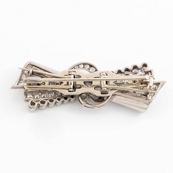 A bow brooch/double clip in 18K white gold set with round brilliant- and eight-cut diamonds.