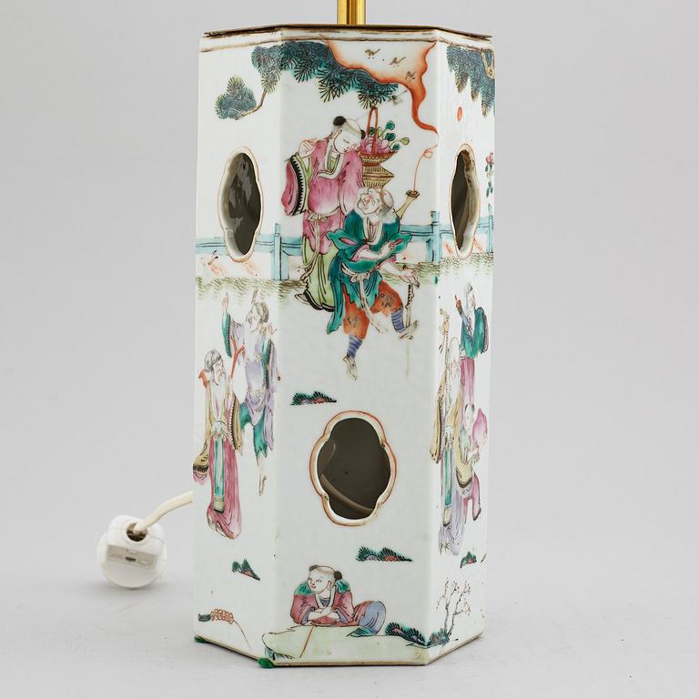 A famille rose table lamp made out of a lantern, and a teapot, dish and jar, late Qing dynasty.