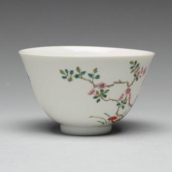 A Chinese famille rose cup, with Qianlong mark.