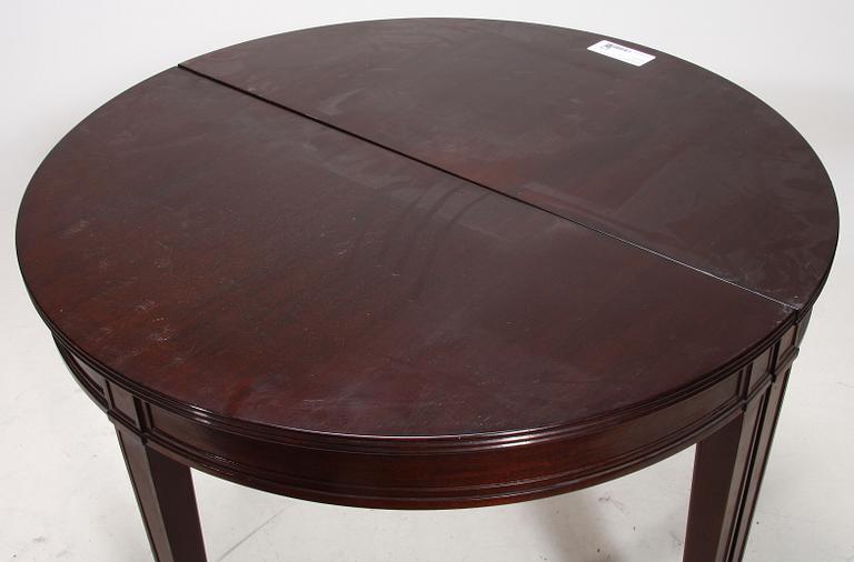 MÅNBORD, ett par, engelsk stil, sent 1900-tal.