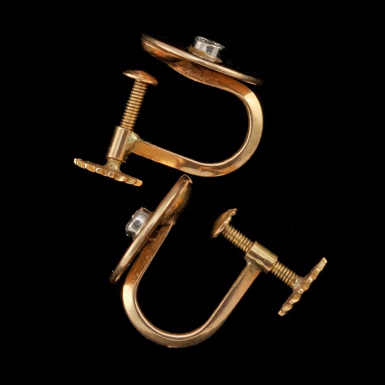 ÖRHÄNGEN, ett par, 18k guld med fasettslipade diamanter, Konrad Wahlström AB, Stockholm, 1953. Vikt 3 g.