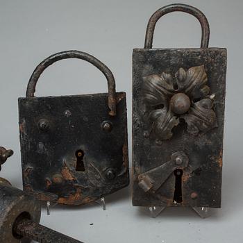 LÅS, 2 st, och BESSMAN, järn.