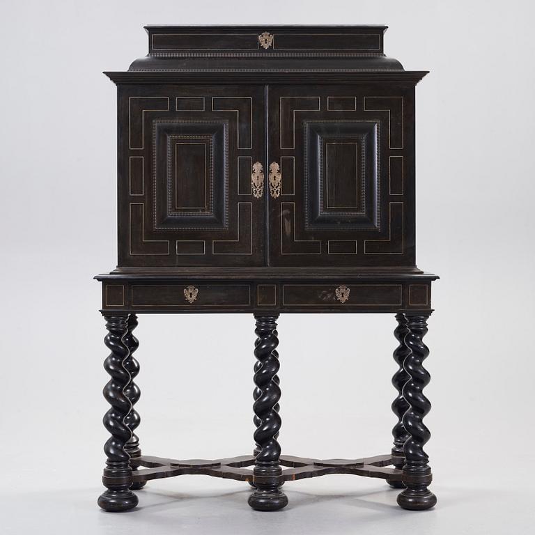 KABINETTSKÅP. Barockstil, omkring år 1900.