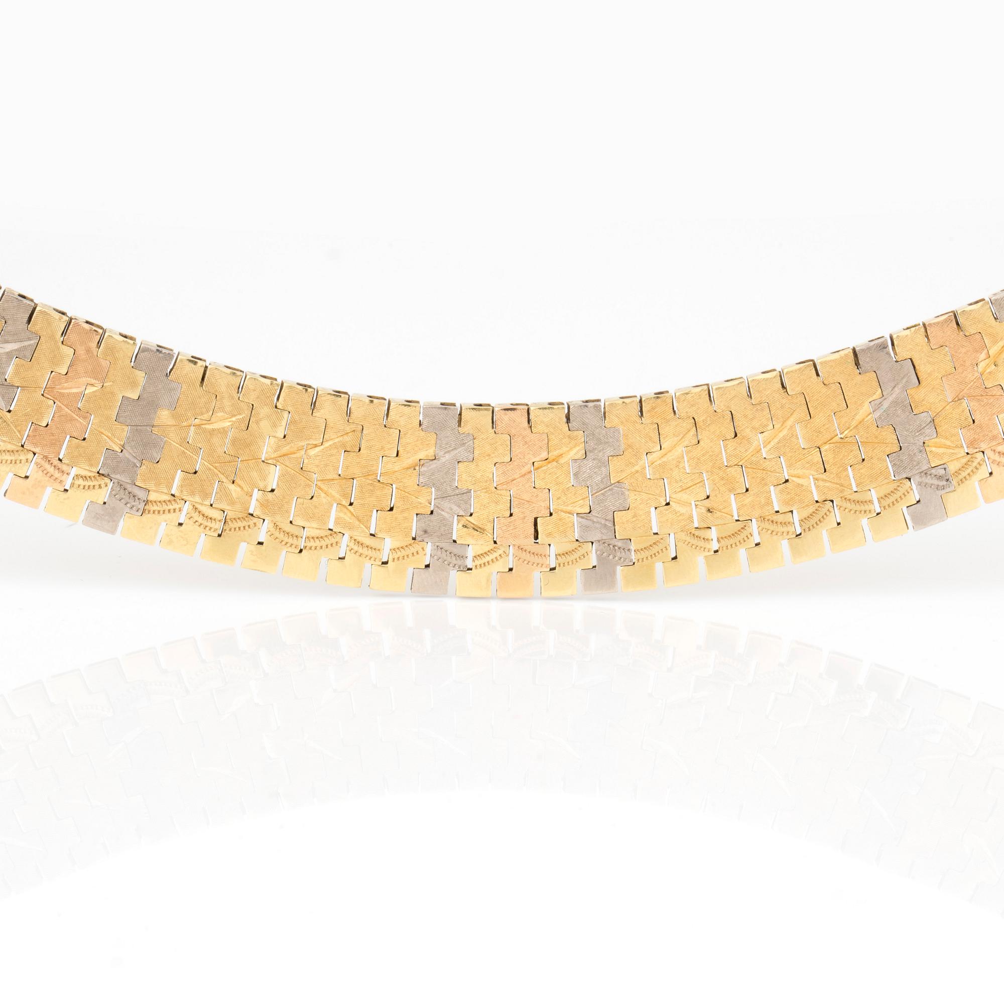 HALSBAND trefärgat guld med graverad lövdekor.