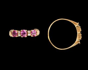 RINGAR, 2 st, 18k guld med blå resp rosa safirer och diamanter. Tot ca 5 gr.