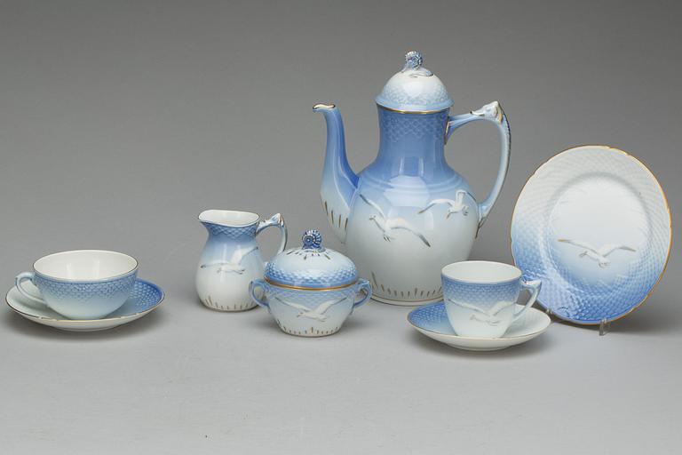 KAFFESERVIS, 50 delar, porslin, "Måsen" med guldkant, Bing & Gröndahl.