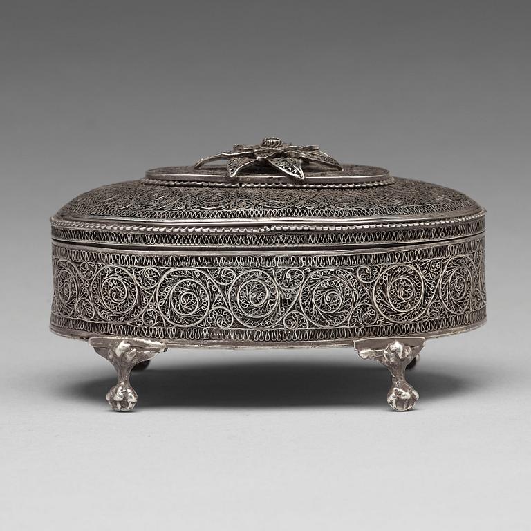 Filigranskrin på fötter, silver, Icke identifierad mästarstämpel, Moskva 1889.