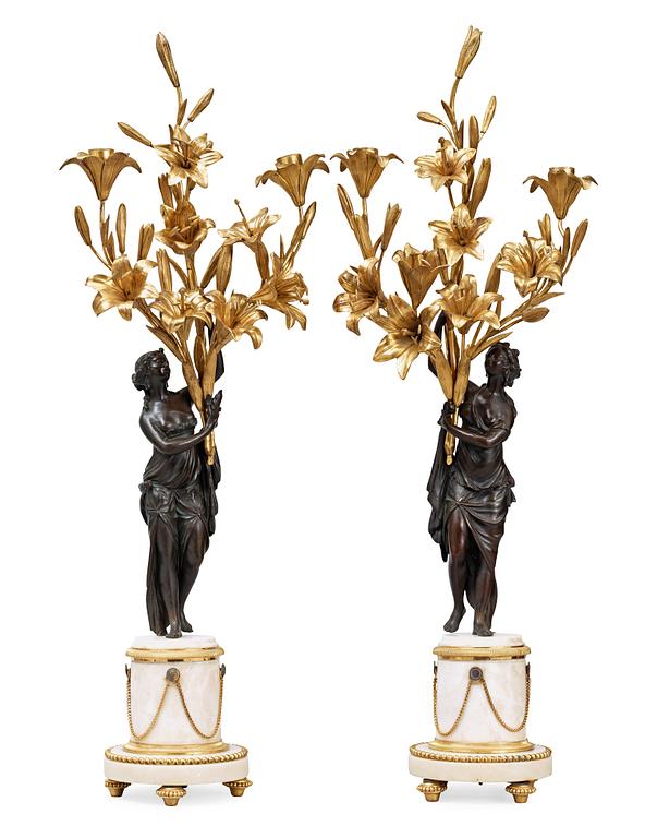 KANDELABRAR, för två ljus, ett par. Frankrike, 1700-talets slut. Louis XVI.
