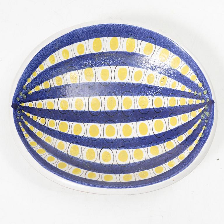 Stig Lindberg, A bowl with lid and dishes, 2 pcs, faience, Gustavsberg studio.
