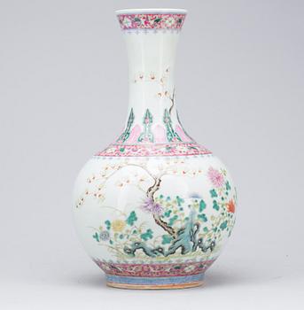 VAS, porslin, Kina, 1900-tal. Troligen Republik (1912-1949).