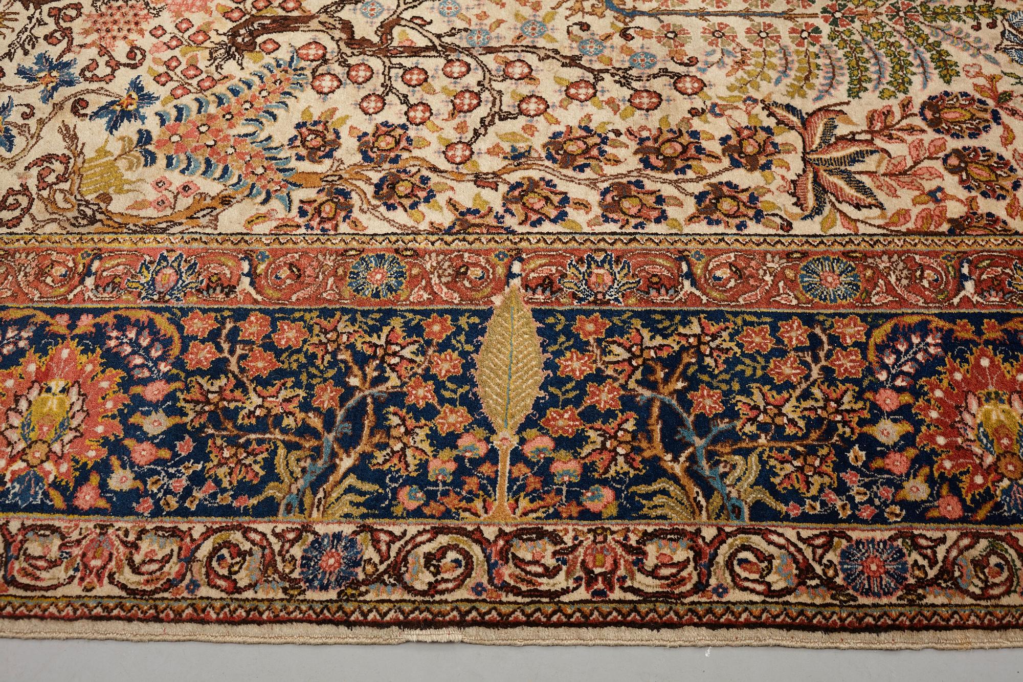 A carpet, a semi-antique Tabriz, ca 297,5 x 224 cm.