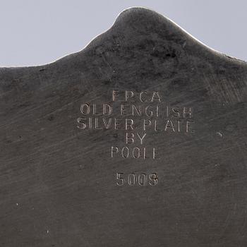 TEKÖK på RECHAUD, försilvrad koppar, ca 1900, och SERVERINGSFAT, nysilver, Poole, USA 1900-tal.