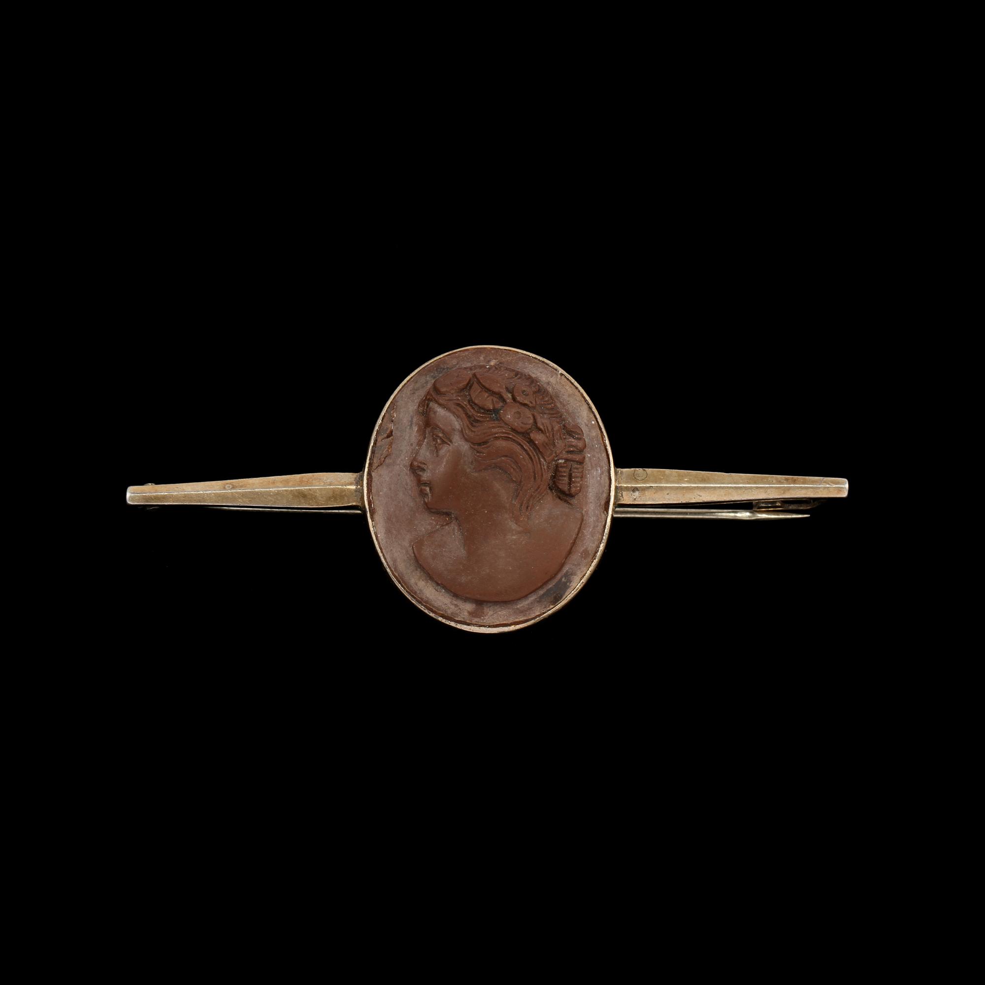 BROSCH, förgylld silver med gjuten kamé, Eman Lindström, Söderköping, 1943. Vikt 10 g.