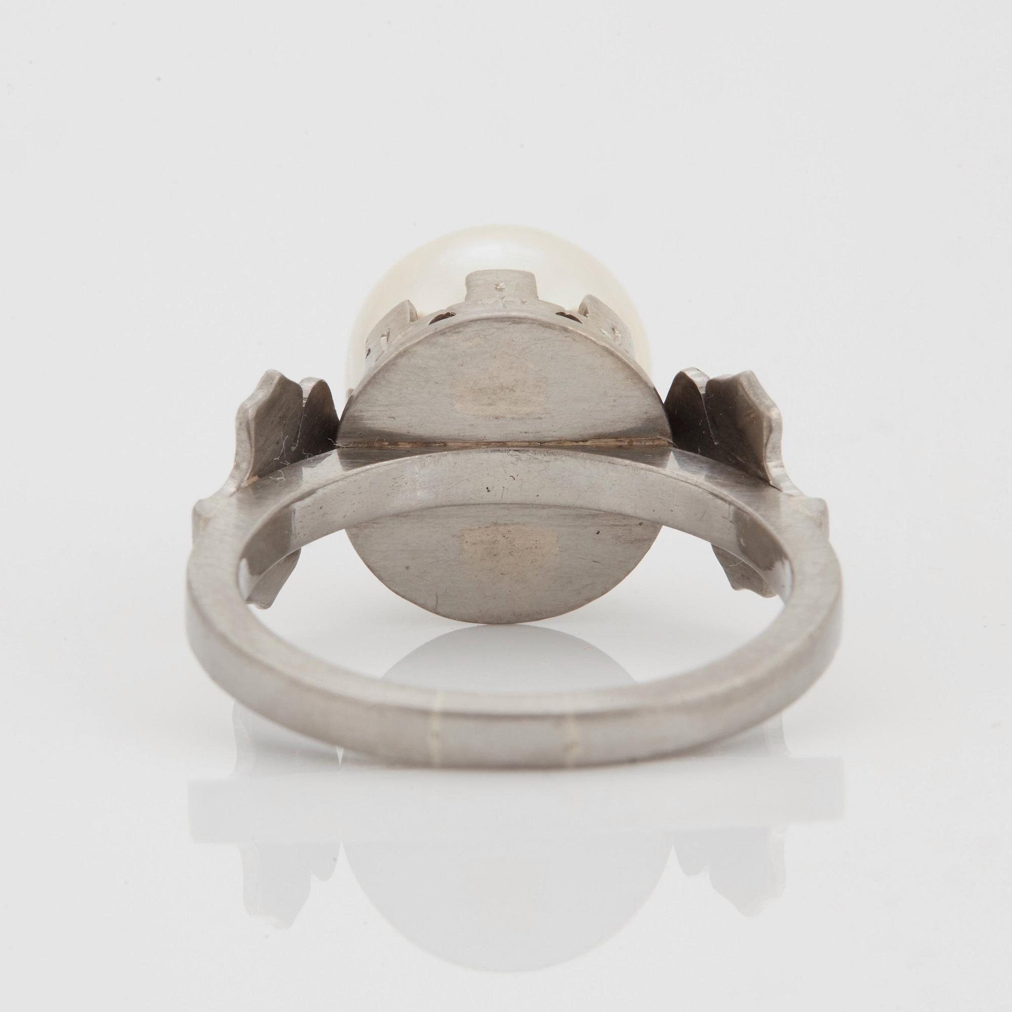 Wiwen Nilsson, ring, 18K vitguld med pärla, Lund 1958.