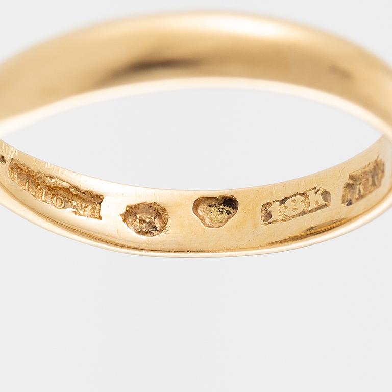 Ring in 18K gold with a cultured pearl and round brilliant-cut diamonds.