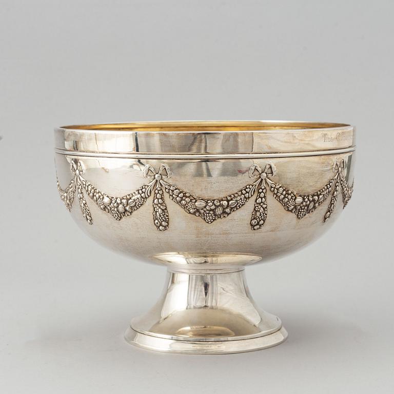 A silver bowl on foot from GAB, Stockholm, 1913.
