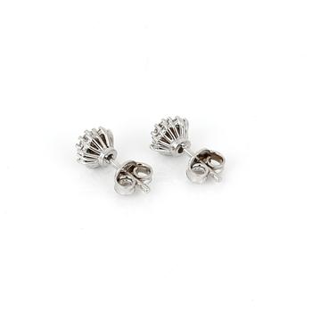 ÖRHÄNGEN, ett par, 18K vitguld med två briljantslipade diamanter tot ca 0,40 ct och små diamanter tot ca 0,20 ct.