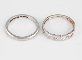 RINGAR, 2 st, 18K vitguld sam 4 briljantslipade diamanter. Vikt 5,4 gram.