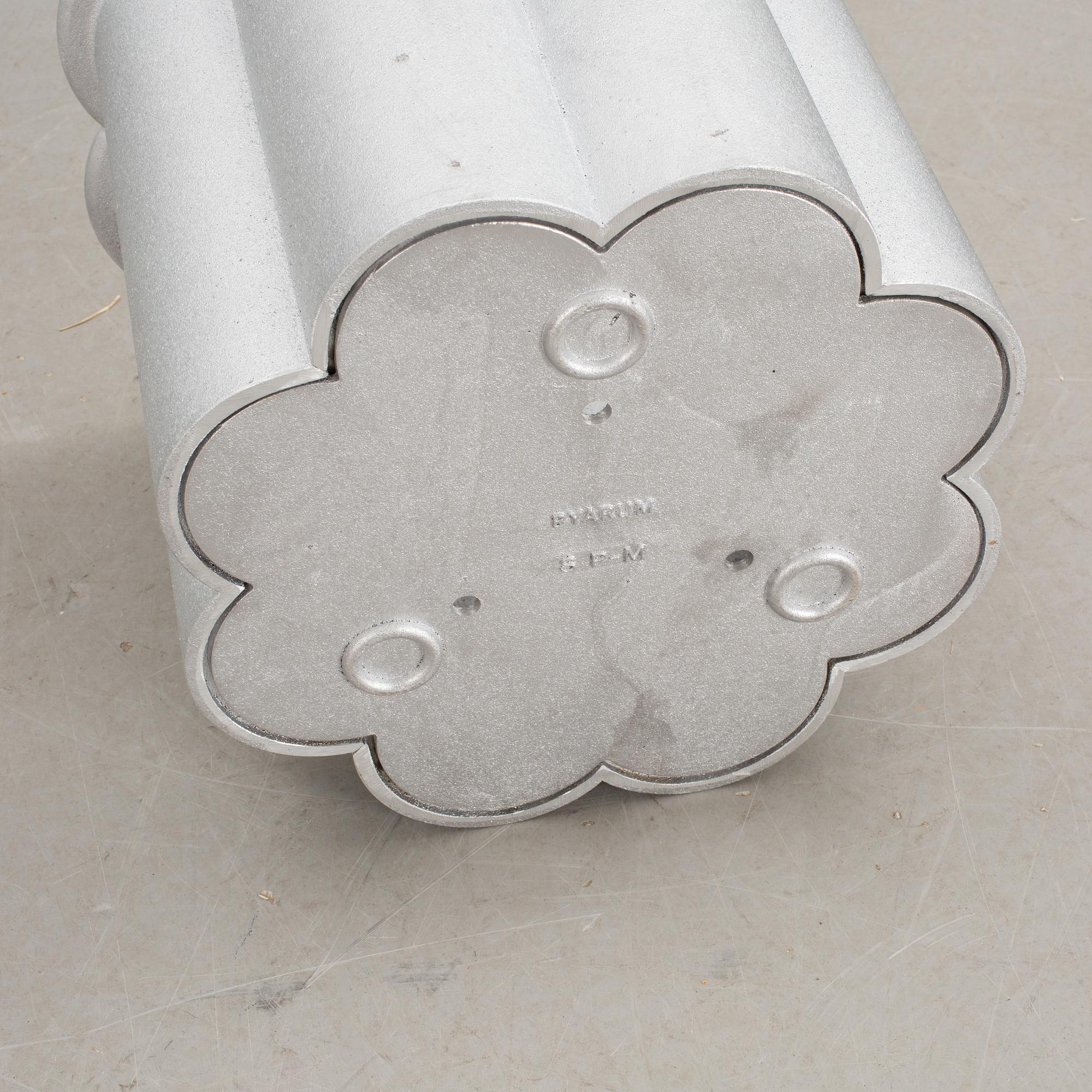 YTTERFODER, Signe Persson-Melin, Byarum, sandgjuten aluminium, modern tillverkning.