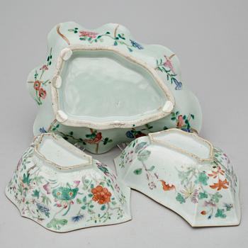 KABARÉDELAR, 2 st samt FAT, porslin, Kina, 1800-/1900-tal.