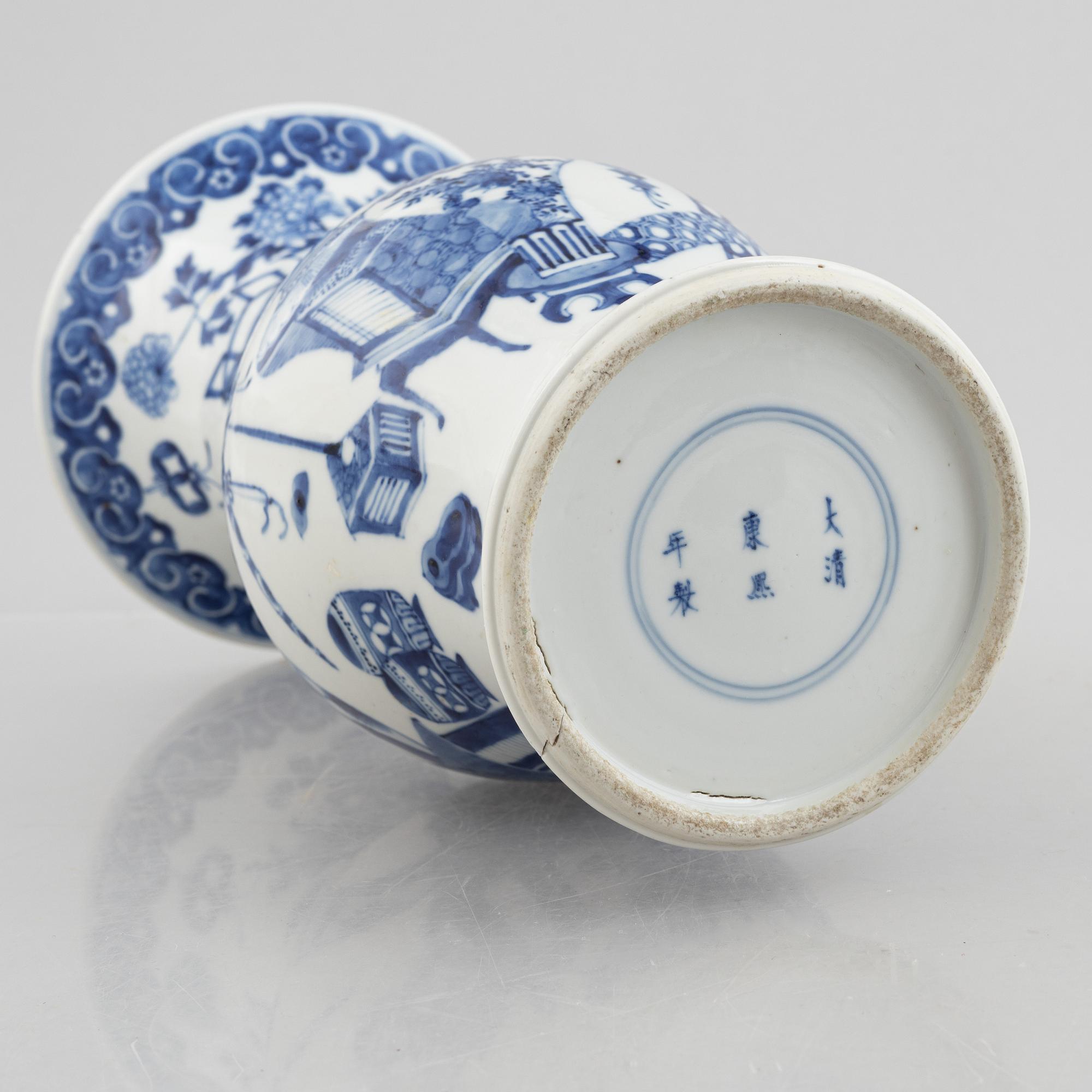 A Chinese blue and white porcelain vase, late Qing dynasty.