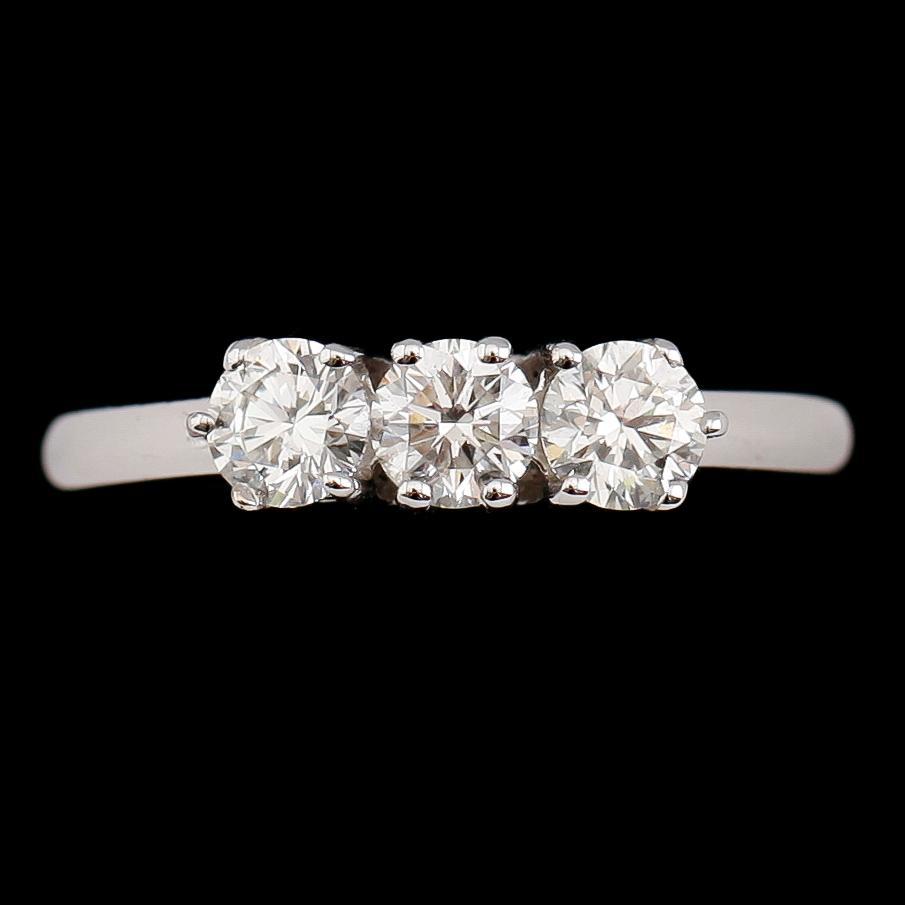 RING, 18 k vitguld, 3 briljantslipade diamanter tot 0.96 ct. Vikt ca 3,8 g.