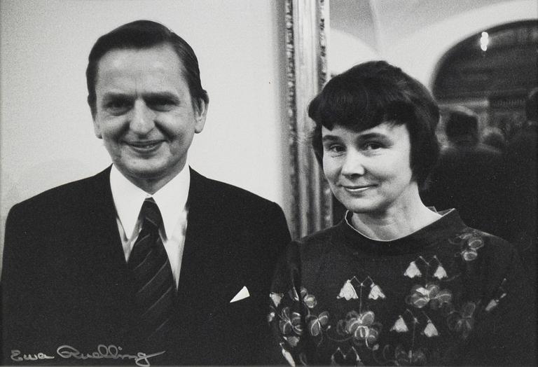Ewa Rudling, fotografi Lisbeth och Olof Palme på Grand Hotel, 1971, signerad.