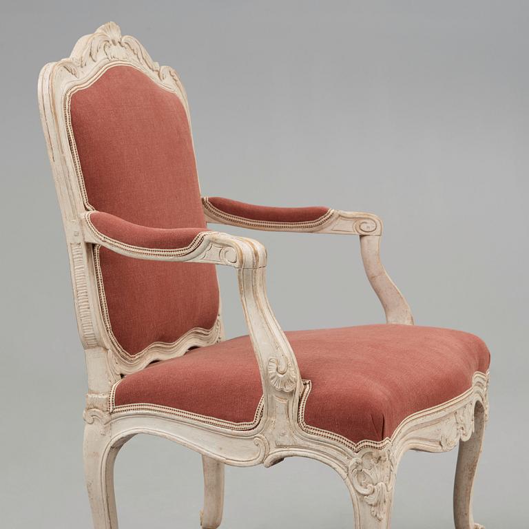 KARMSTOL. Stockholmsarbete, i Olof Höglanders art (mästare i Stockholm 1750-1765). Rokoko. En senare kopia medföljer.