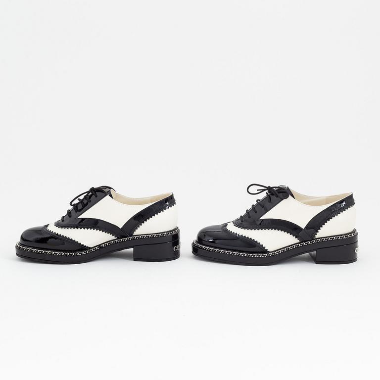Chanel, a pair of black and white leather brogues, size 39½.