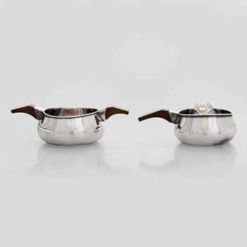 Anna-Greta Eker, Sokerikko ja kermakko, hopeaa ja mahonkia, Auran Kultaseppä oy, Turku 1963.