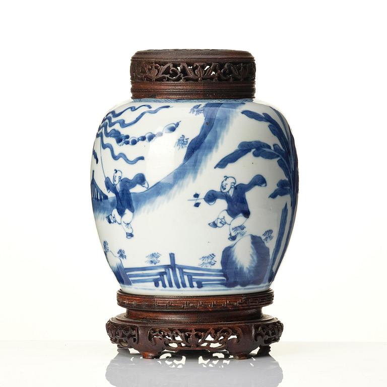 A blue and white jar, Qing dynasty, Kangxi (1662-1722).
