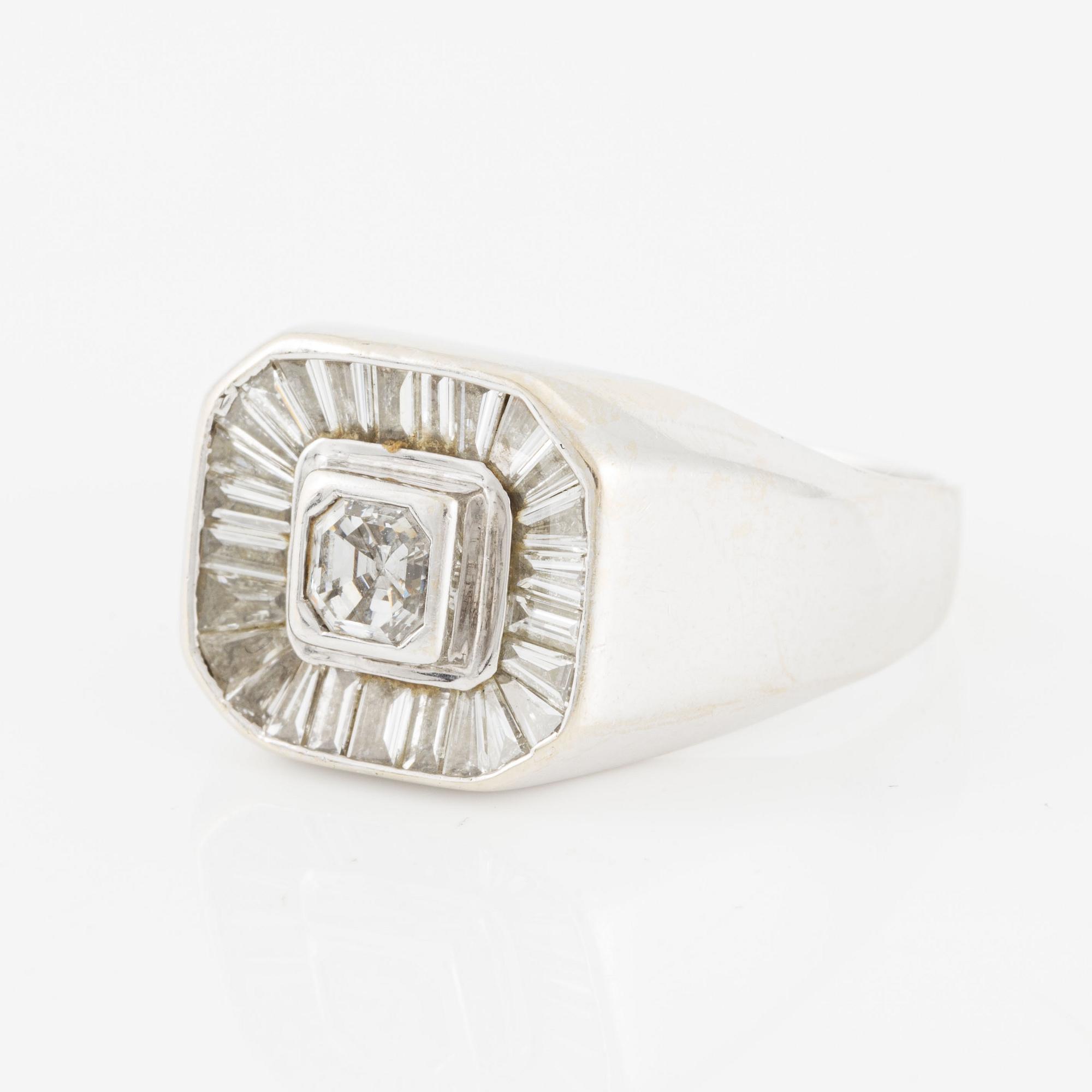 Ring 14K white gold with a step-cut diamond and trapeze-cut diamonds.