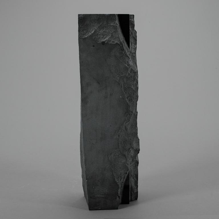 TAKASHI NARAHA. Skulptur, diabas, signerad o märkt 81-B-32.