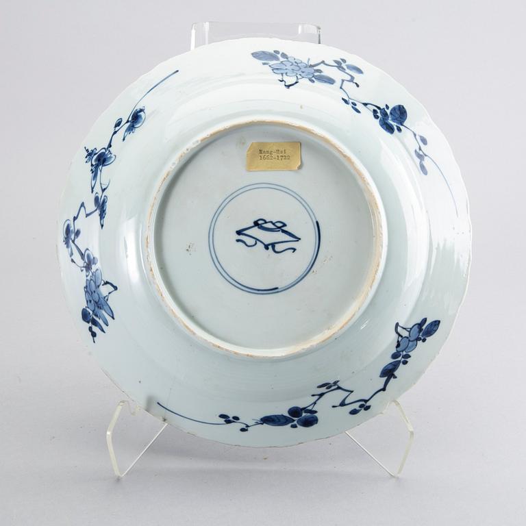 A Chinese Kangxi porcelain plate.