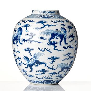 Urna, porslin. Qingdynastin, 1800-tal.