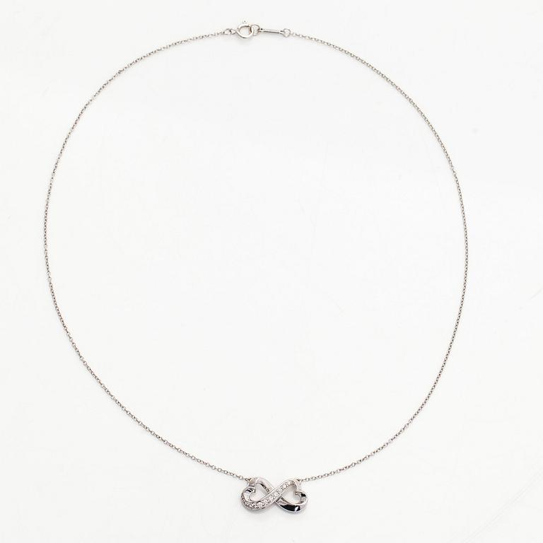 Tiffany & Co, Paloma Picasso, "Double Loving Heart" kaulakoru, 18K valkokultaa ja briljanttihiottuja timantteja.