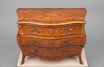BYRÅ, fanerad med olika träslag, rokoko, ca 1770-80.