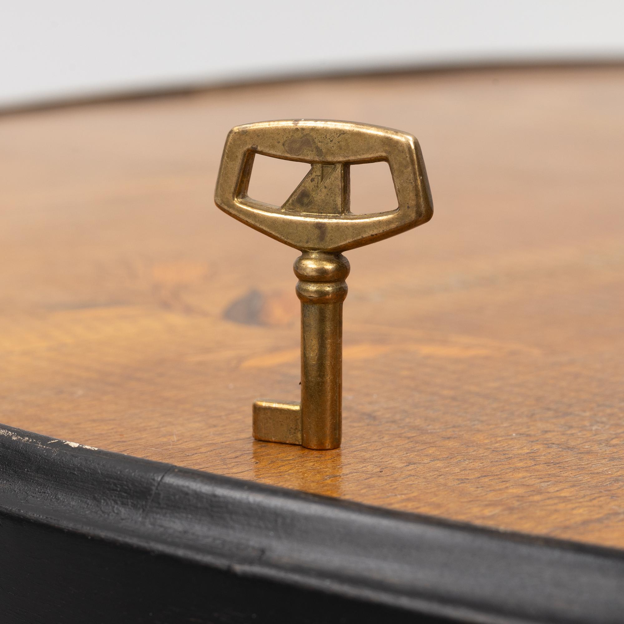 Bar cabinet/table. First half of the 20th century.