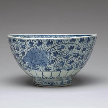 A blue and white bowl, Japan, Edo period (1603-1868).