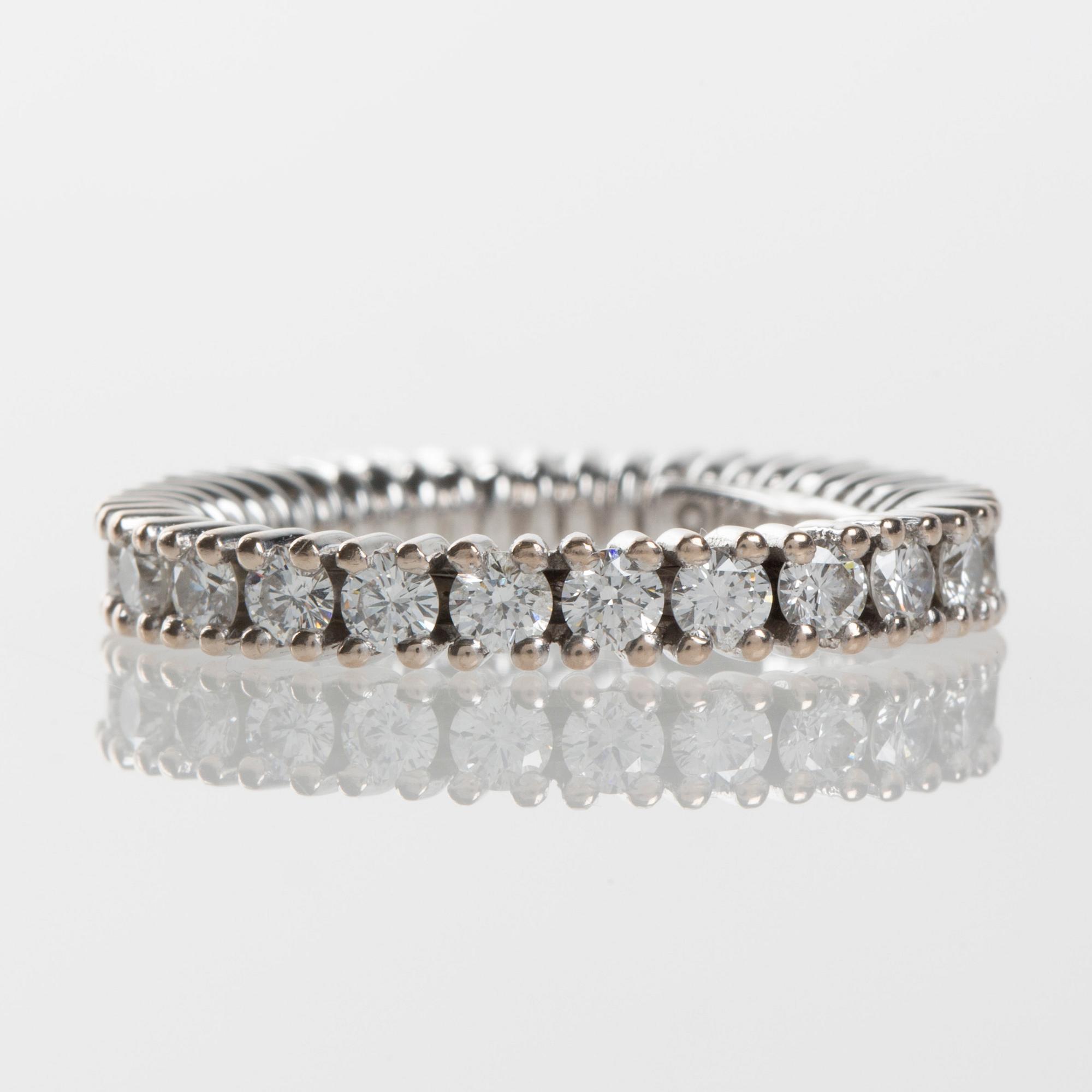 RING, Ole Lynggard, "Celebration", 18K vitguld med briljantslipade diamanter ca 1.84 ct.