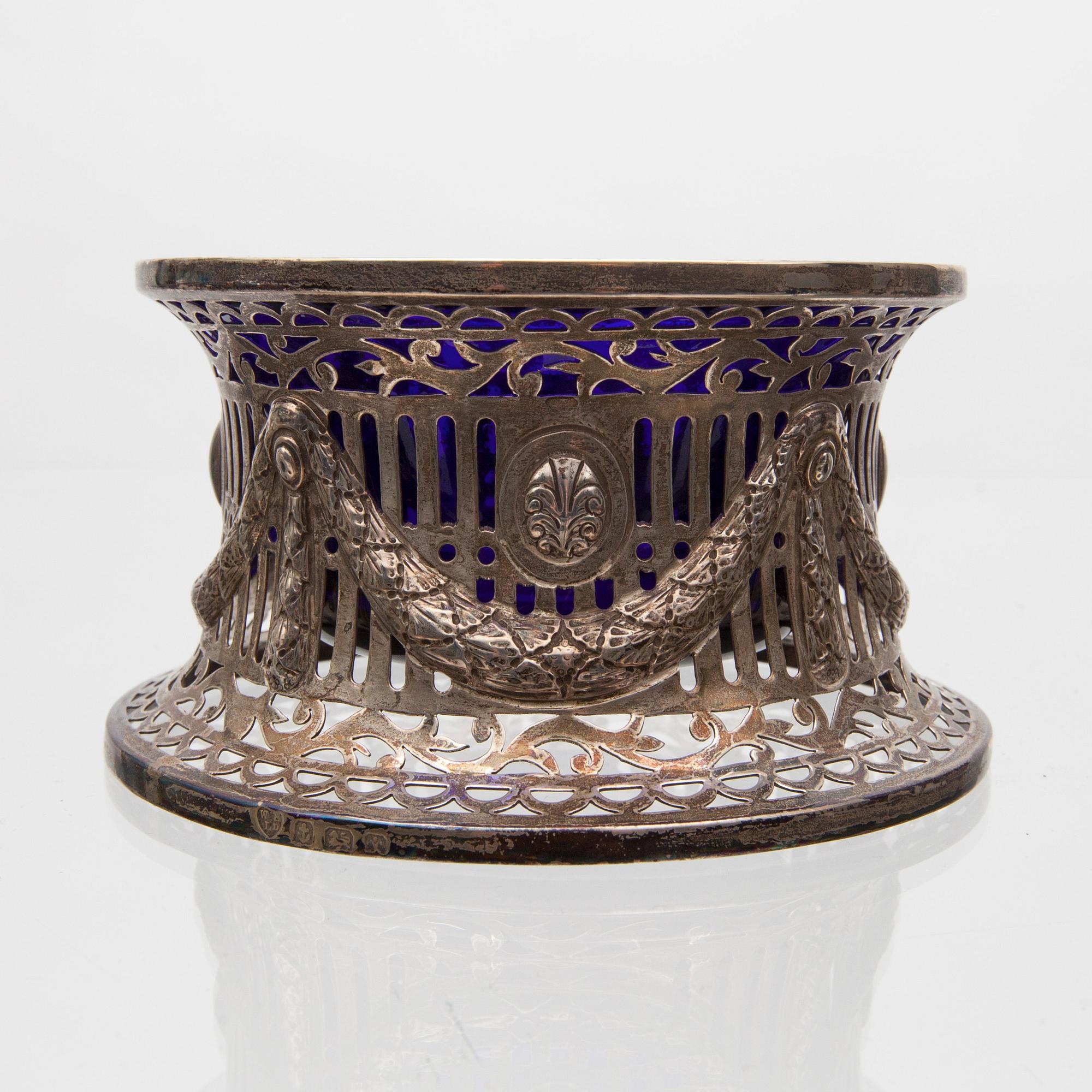 SKÅL i STÄLL, sterling silver och glas, Birmingham, England 1908. Silvervikt ca 201 g.