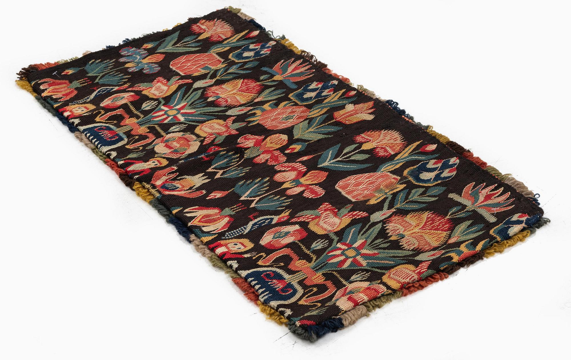 A carrige cushion, 'Urnor och par', tapestry weave, c. 82 x 39 cm, around the years 1800-1825.